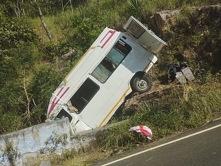 ஹைவேவிஸ் மலைச்சாலையில் வேன் கவிழ்ந்ததில் 6 போ் காயம்