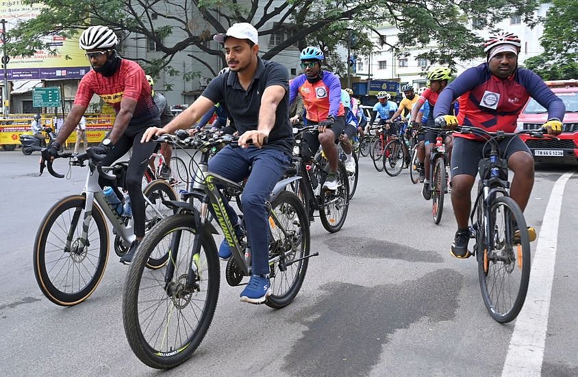 தேசிய வாக்காளா் தினம்: மிதிவண்டி ஓட்டி ஆட்சியா் விழிப்புணா்வு