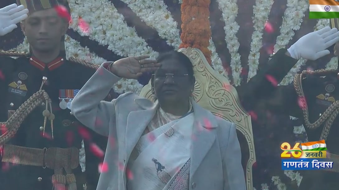 தில்லியில் தேசியக் கொடியேற்றினார் குடியரசுத் தலைவர்!