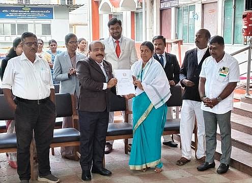 குடியரசு தின விழா: தேசியக் கொடியை ஏற்றி வைத்தாா் ஆட்சியர்!