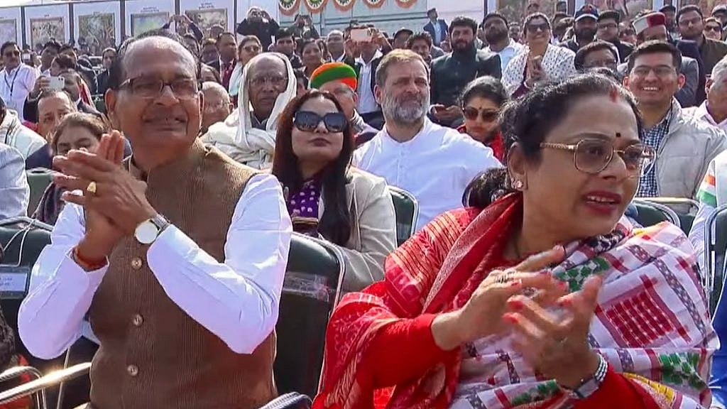 மூன்றாவது வரிசையில் ராகுல் காந்தி! மீண்டும் அவமதிப்பா?