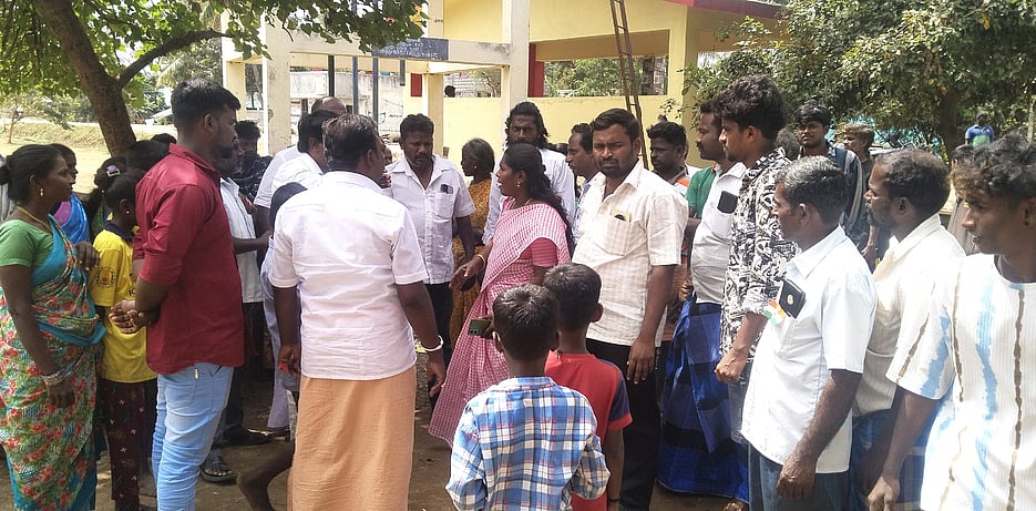 கிராமசபைக் கூட்டத்தை புறக்கணித்து அதிகாரிகளுடன் மக்கள் வாக்குவாதம்