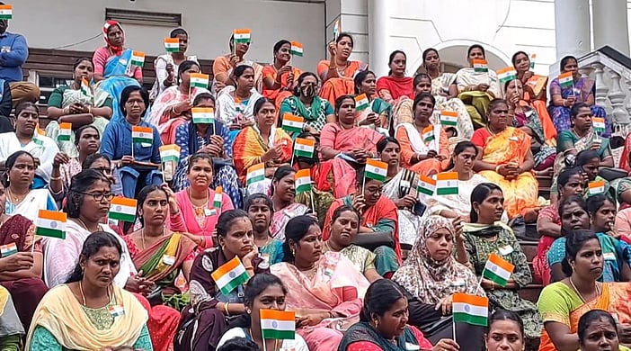 குழந்தைகளுடன் தேசிய கொடியேந்தி ஒப்பந்த ஆசிரியா்கள் போராட்டம்