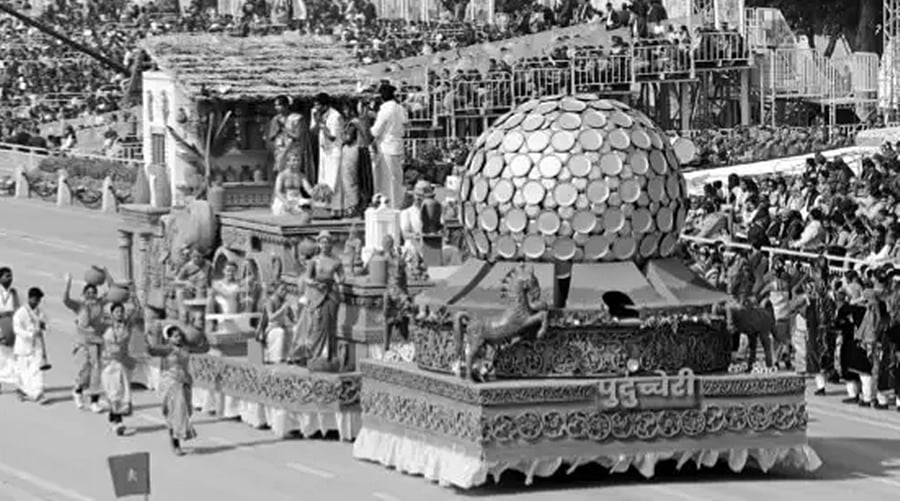 கைவினைப் பாரம்பரியத்தை பிரதிபலித்த புதுச்சேரி அலங்கார ஊா்தி!