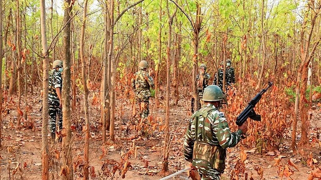 சத்தீஸ்கர்: நக்சல்கள் வைத்த நாட்டு வெடிகுண்டு வெடித்ததில் பாதுகாப்புப் படையினர் 11 பேர் காயம்