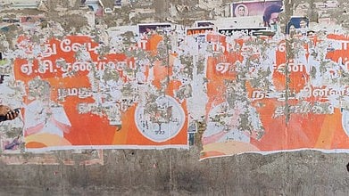 அவதூறு சுவரொட்டி ஒட்டியவா்கள் மீது நடவடிக்கை கோரி மனு