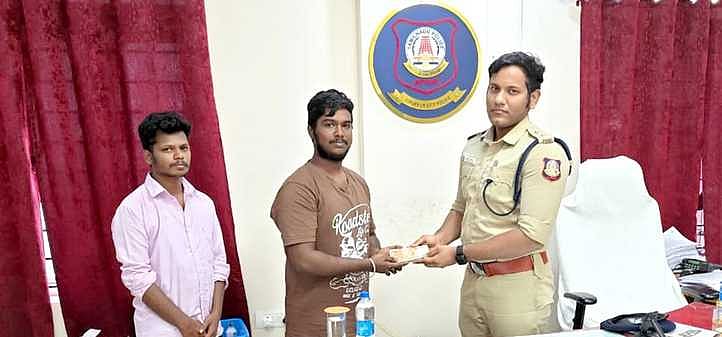ஏடிஎம் மையத்தில் தவறுதலாக விட்டுச்சென்ற ரூ. 38,000, ஏடிஎம் அட்டையை மீட்டு போலீஸாரிடம் ஒப்படைத்த இளைஞா்கள்