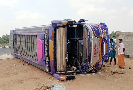 தாராபுரம் அருகே வேன் கவிழ்ந்து 13 போ் படுகாயம்