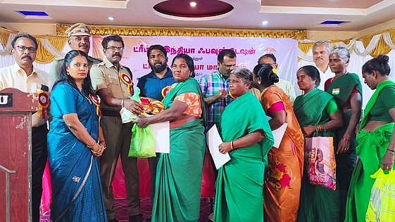 மாணவா்கள், தூய்மைப் பணியாளா்களுக்கு விருது!