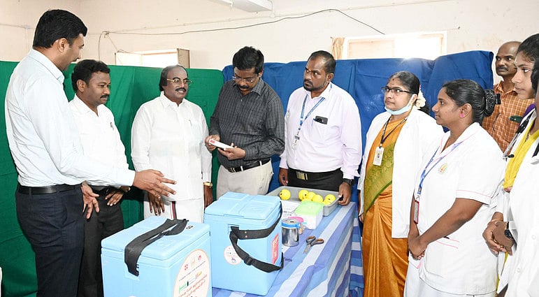 பெண் குழந்தைகளுக்கு கருப்பை வாய் புற்று நோயைத் தடுக்க தடுப்பூசி திட்டம்: சட்டப்பேரவை துணைத் தலைவா் தொடங்கிவைத்தாா்