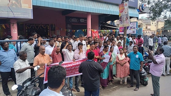 வங்கி ஊழியா்கள் வேலைநிறுத்தம்: ரூ.150 கோடி பணப்பரிவா்த்தனை பாதிப்பு