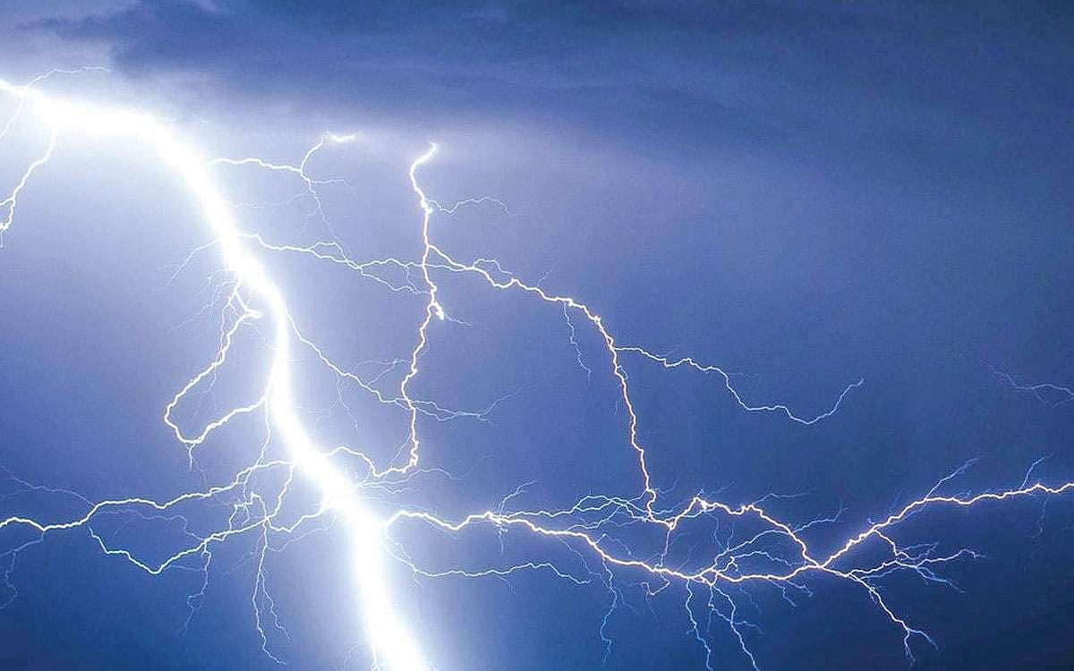 இது தெரியுமா? மின்னல் மின்னும்போது நேர்க்கோட்டில் இல்லாமல் வளைந்தும் நெளிந்தும்  தெரிவது ஏன்?  