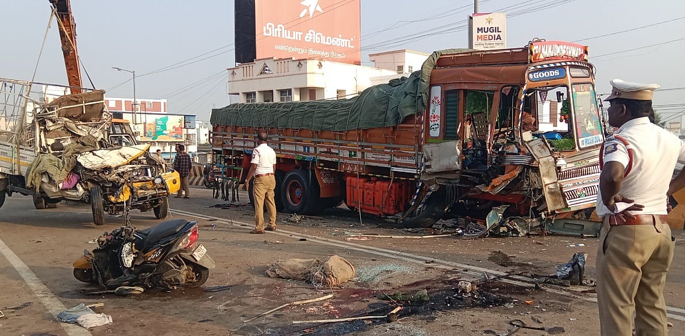 நாமக்கல் அருகே லாரியில் மோதி பைக் மீது கவிழ்ந்த சரக்கு வாகனம்: 3 போ் பலி; 2  போ் படுகாயம்