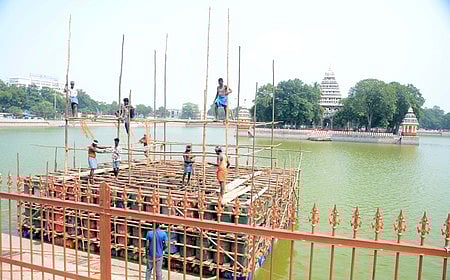 தெப்பத் திருவிழா! மிதவைத் தெப்பம் அமைக்கும் பணிகள் தீவிரம்