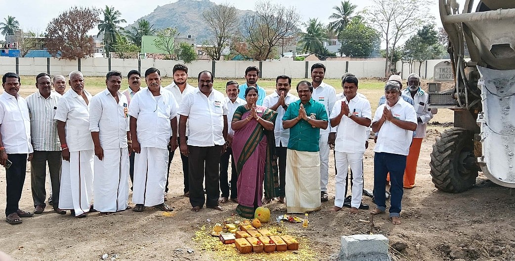 ரூ.2.75 கோடியில் விளையாட்டு  அரங்கம் அமைக்க பூமி பூஜை 