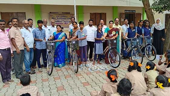 மாணவா்களுக்கு விலையில்லா மிதிவண்டிகள்