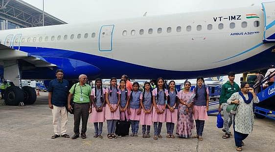 சங்கரன்கோவில் எம்எல்ஏ ஏற்பாட்டில் விமானத்தில் பயணித்த அரசுப் பள்ளி மாணவிகள்