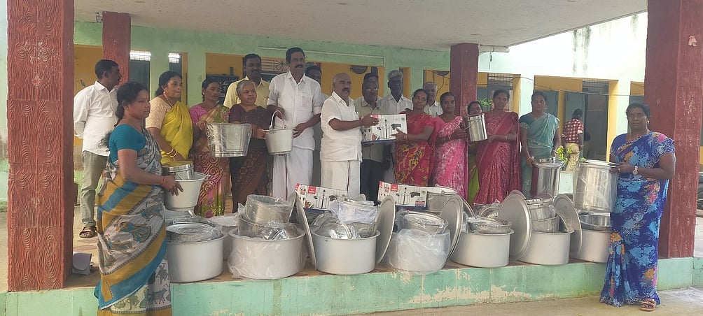 செஞ்சியில் 132 சத்துணவு மையங்களுக்கு சமையல் பாத்திரங்கள் அளிப்பு