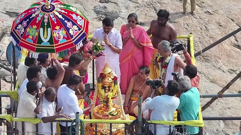 கரூர் தான்தோன்றி மலை கல்யாண வெங்கடரமண சுவாமி கோயிலில் கும்பாபிஷேகம்!  