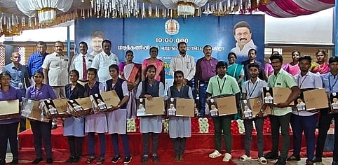 ஆலங்குளத்தில் 739 மாணவா்களுக்கு மடிக்கணினிகள் அளிப்பு!