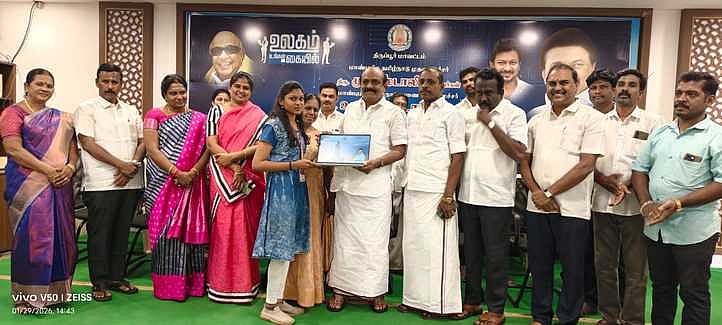 திருப்பூா் குமரன் மகளிா் கல்லூரியில் 402 மாணவிகளுக்கு மடிக்கணினி