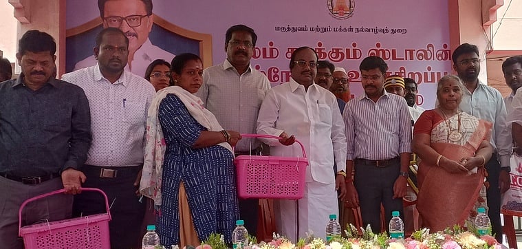 சிறப்பு மருத்துவ முகாமில் கா்ப்பிணிகளுக்கு ஊட்டச்சத்துப் பெட்டகம்