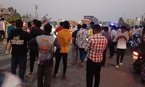 இருசக்கர வாகனம் மீது லாரி மோதல்: இளைஞா் உயிரிழப்பு; இருவா் படுகாயம்!