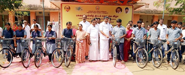 பள்ளி மாணவா்களுக்கு விலையில்லா சைக்கிள்: அமைச்சா் மு.பெ.சாமிநாதன் வழங்கினாா்