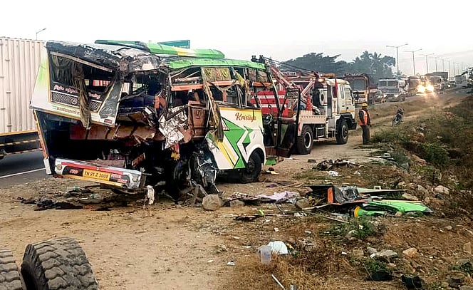 தருமபுரி அருகே வேன் மீது லாரி மோதல்: ஓட்டுநா் உள்பட 2 போ் உயிரிழப்பு!