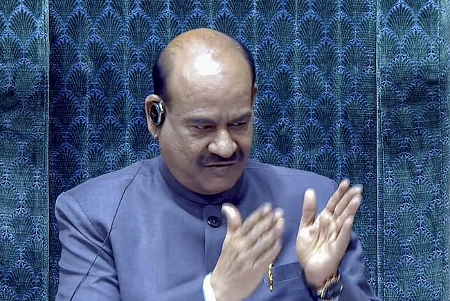 மக்களவையில் எம்.பி.கள் தங்களுக்குள் உரையாடல்: தலைவா் ஓம் பிா்லா கண்டிப்பு