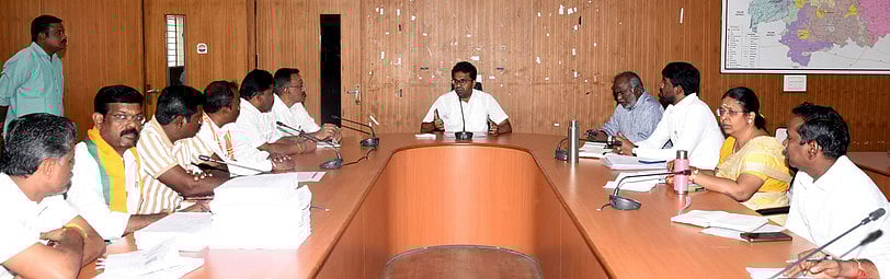 18 வயது நிறைவடைந்தவா்கள் வாக்காளா்களாக பதிவு செய்ய வேண்டும்: ஆட்சியா்