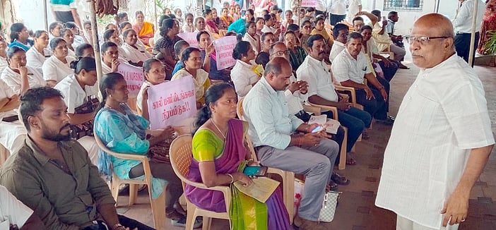 புதுச்சேரி சுகாதார ஊழியா்கள் பணிப் புறக்கணிப்பு!
நோயாளிகள் அவதி!