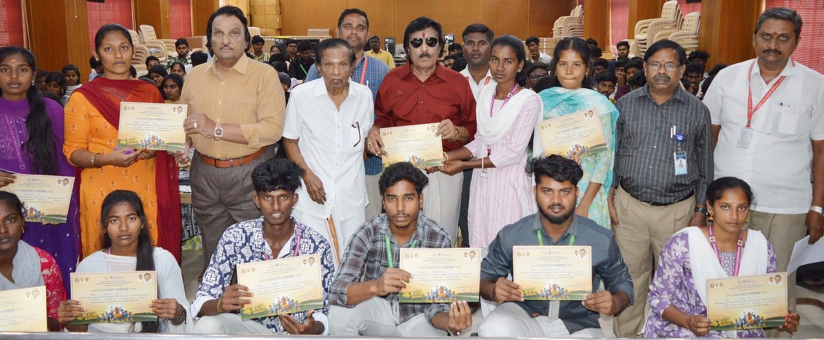 கல்லூரி மாணவா்களுக்கு பாராட்டு