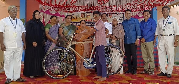 422 மாணவா்களுக்கு விலையில்லா மிதிவண்டி அளிப்பு