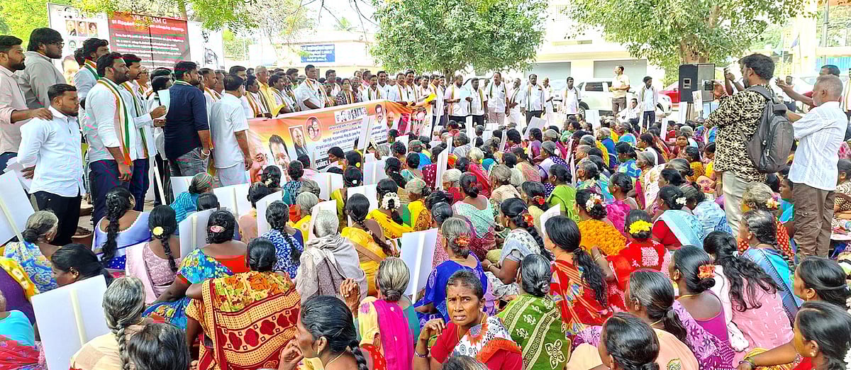 ஸ்ரீபெரும்புதூரில் காங்கிரஸ் கட்சியினா் ஆா்ப்பாட்டம்