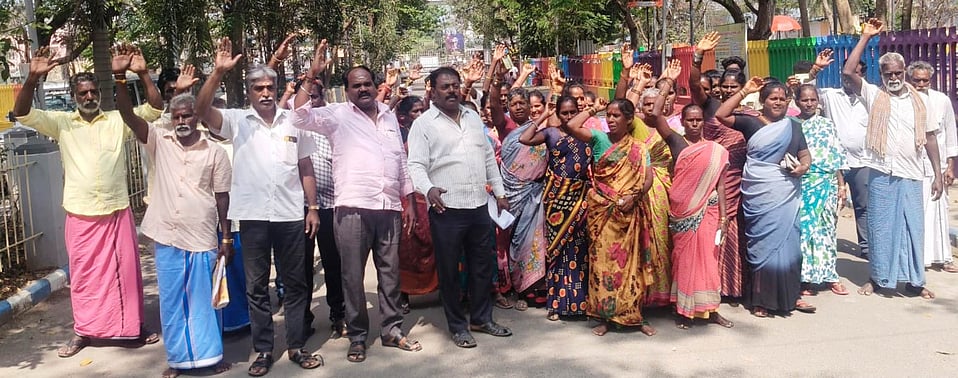 கோயிலை இடித்து சேதப்படுத்தியோா் மீது நடவடிக்கை கோரி ஆட்சியா் அலுவலகம் முற்றுகை