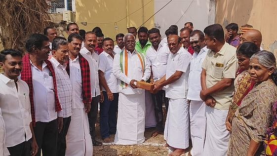 ரேஷன் கடை கட்டடத்துக்கு அடிக்கல்