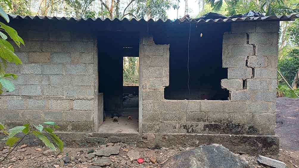 ஆறுகாணி அருகே மூதாட்டியின்
வீட்டை சேதப்படுத்திய யானை கூட்டம்