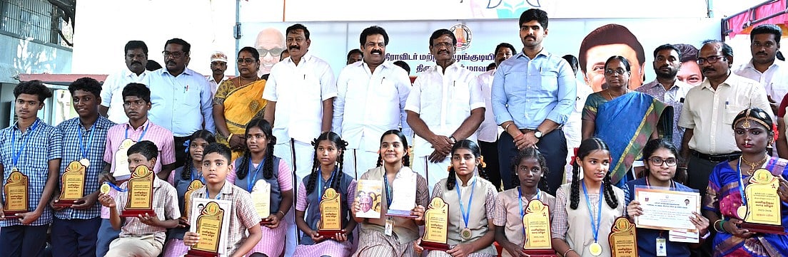 மனிதநேயத்தை இளைஞா்களால் தான் காப்பாற்ற முடியும்: அமைச்சா் நாசா்