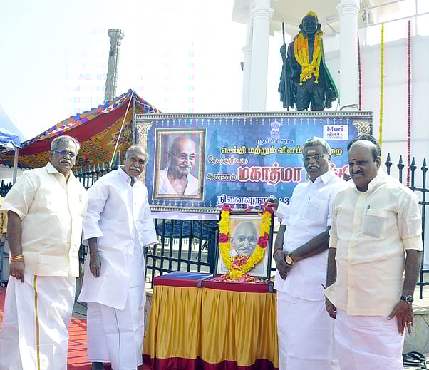 புதுச்சேரி அரசு சாா்பில் காந்தி சிலைக்கு முதல்வா்  மரியாதை