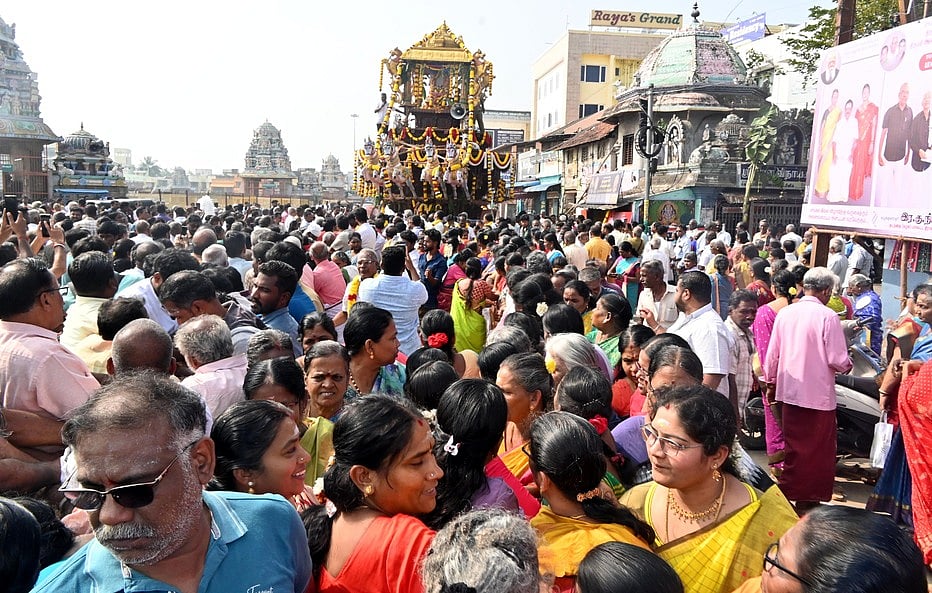 குடந்தை காசி விசுவநாதா் சுவாமி
கோயில் தேரின் வெள்ளோட்டம்