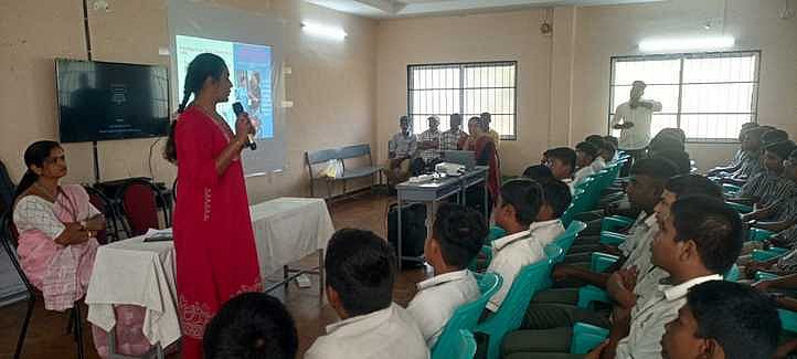 சாலைப் பாதுகாப்பு 
விழிப்புணா்வு நிகழ்ச்சி