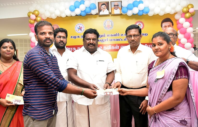 அரியலூரில் பயனாளிகளுக்கு 
தாலிக்குத் தங்கம், திருமண உதவித் தொகைகள் வழங்கல்