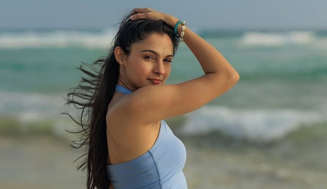 அலையும் அழகும்... இலங்கையில் ஆண்ட்ரியா!