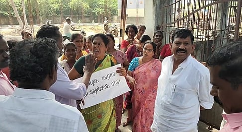 முதுகுளத்தூா் பேரூராட்சி 
அலுவலகம் முற்றுகை