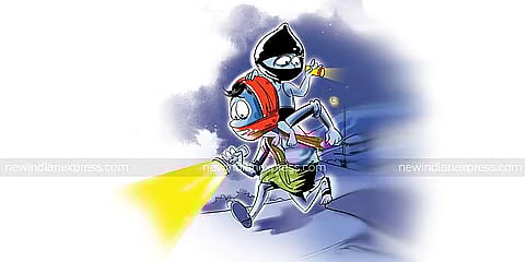 ஓட்டுநா் வீட்டில் தங்க, வெள்ளி நகைகள் திருட்டு