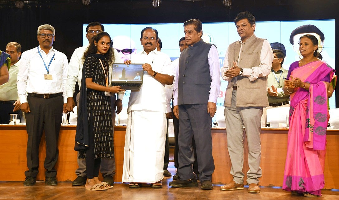 சேலத்தில் 12,243 மாணவா்களுக்கு மடிக்கணினி: அமைச்சா் ராஜேந்திரன் வழங்கினாா்!