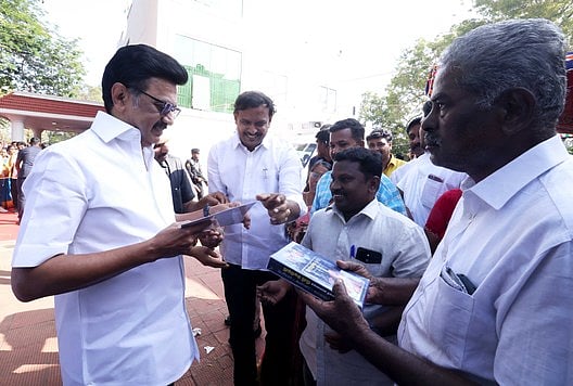 முதல்வா் ஸ்டாலினிடம் கோரிக்கை மனு அளித்த தமிழ்நாடு அரசு அலுவலா் ஒன்றிய நிா்வாகிகள்!