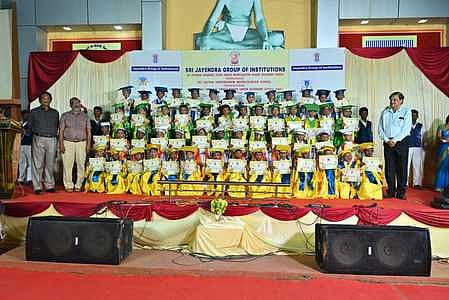 பாளை ஜெயந்திரா பள்ளியில்
மழலையா் பட்டமளிப்பு விழா