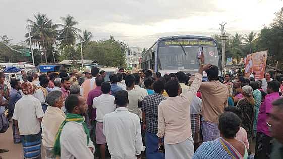 இளைஞா்கள் மீது போட்ட வன்கொடுமை வழக்கை நீக்கக் கோரி சாலை மறியல்!